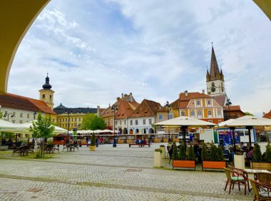 Transilvanya 'nın tarihi Sibiu kasabasındaki Piata Mica Meydanı