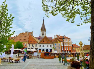 Transilvanya 'nın tarihi Sibiu kasabasındaki Piata Mica Meydanı