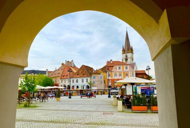 Transilvanya 'nın tarihi Sibiu kasabasındaki Piata Mica Meydanı