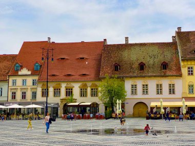 Romanya 'nın merkezindeki Transilvanya' nın büyüleyici tarihi Sibiu kasabası