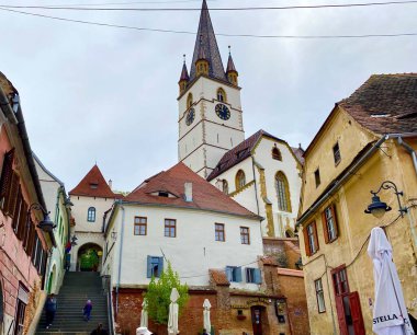 Romanya 'nın merkezindeki Transilvanya' nın büyüleyici tarihi Sibiu kasabası