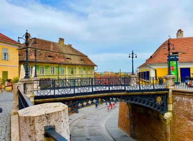 Romanya 'nın tarihi Sibiu kasabasındaki Yalanlar Köprüsü