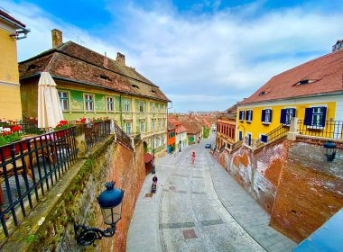Romanya 'nın merkezindeki Transilvanya' nın büyüleyici tarihi Sibiu kasabası