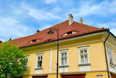 Romanya 'nın merkezindeki Transilvanya' nın büyüleyici tarihi Sibiu kasabası