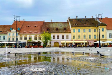 Romanya 'nın merkezindeki Transilvanya' nın büyüleyici tarihi Sibiu kasabası