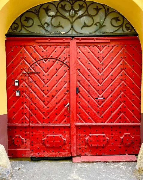 Bela Porta Colorida Velha Encantadora Cidade Histórica Sibiu Coração Romênia — Fotografia de Stock