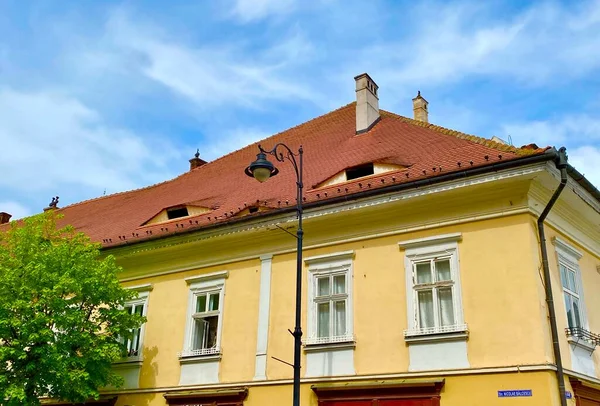 Romanya 'nın merkezindeki Transilvanya' nın büyüleyici tarihi Sibiu kasabası