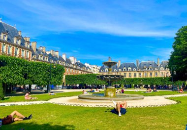 Paris 'teki büyüleyici Vosges Meydanı