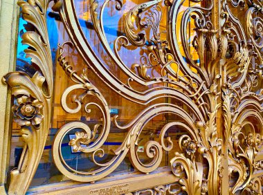 Paris 'teki Petit Palais' in altın kapısı.