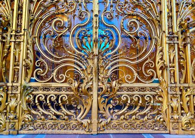 Paris 'teki Petit Palais' in altın kapısı.