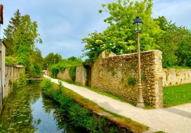 Paris yakınlarındaki küçük şirin Chevreuse kasabası.