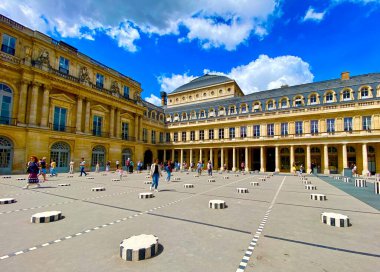 Paris 'teki Buren Sütunları