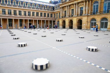 Paris 'teki Palais Royal' in büyüleyici mimarisi.