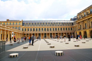 Paris 'teki Palais Royal' in büyüleyici mimarisi.