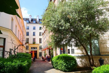 Paris 'in merkezinde büyüleyici bir avlu.