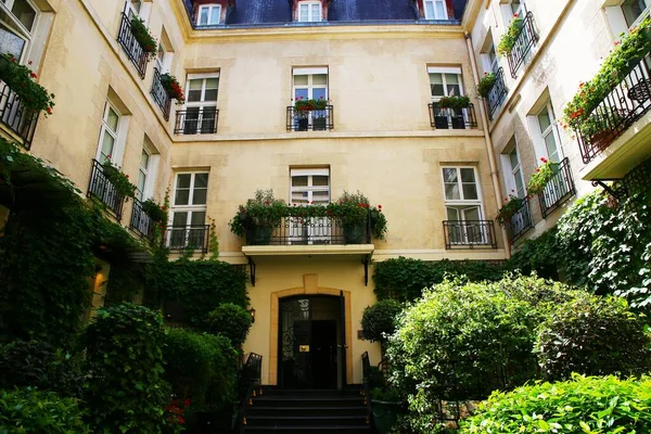 パリの中心部にある魅力的な中庭 — ストック写真