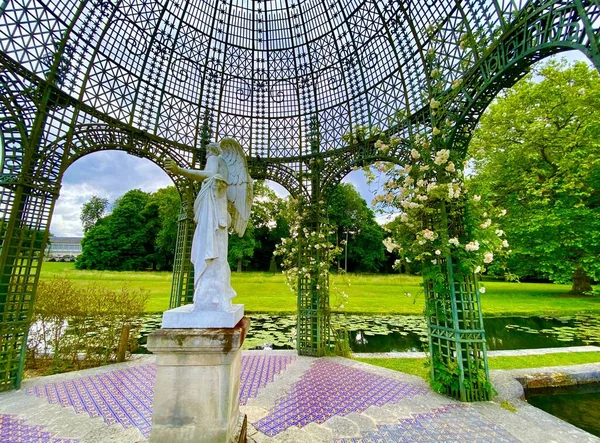 Aşk Tanrısı Chantilly Bahçesinde — Stok fotoğraf