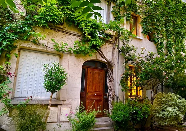 巴黎最绿 最可爱的街道之一 — 图库照片