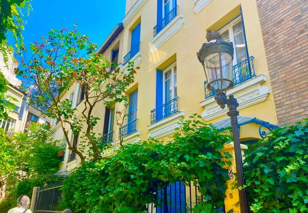 Piękna Przytulna Zielona Ulica Paryżu — Zdjęcie stockowe