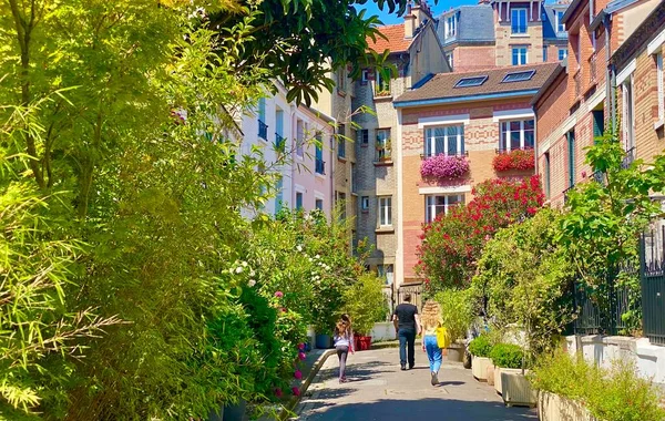 Bela Rua Verde Acolhedora Paris — Fotografia de Stock