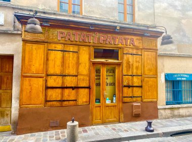 Paris 'in eski bir kasabasında güzel bir köşe restoranı var.