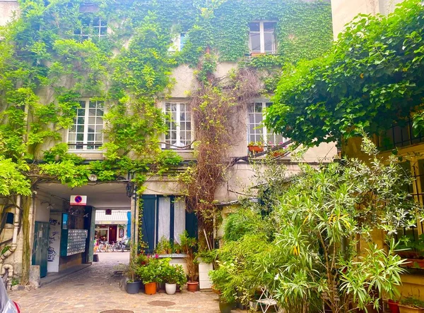 パリのパッセージ ローマの小さな緑豊かな通り — ストック写真