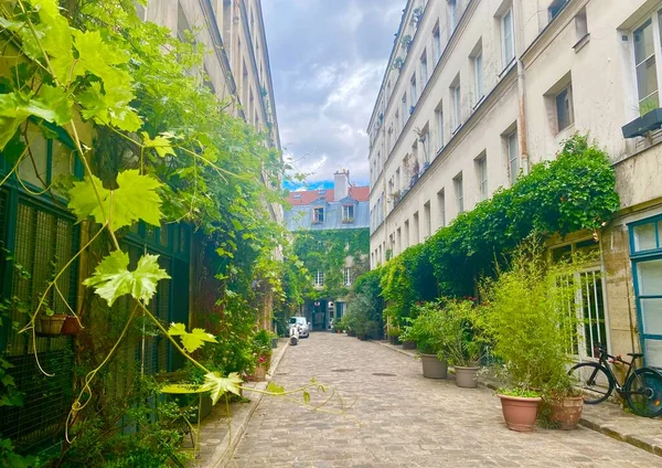 パリのパッセージ ローマの小さな緑豊かな通り — ストック写真