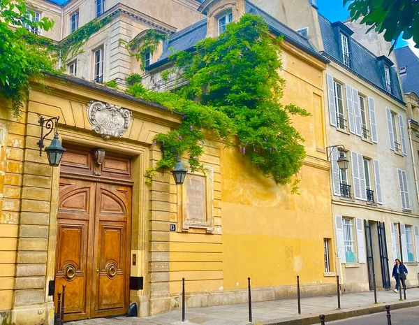 パリの歴史地区にある美しい建築物 — ストック写真