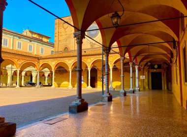 İtalya 'nın tarihi Bologna kasabasındaki güzel atari salonları