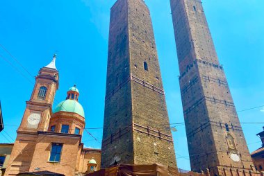 İtalya 'daki uzun Bologna kuleleri.