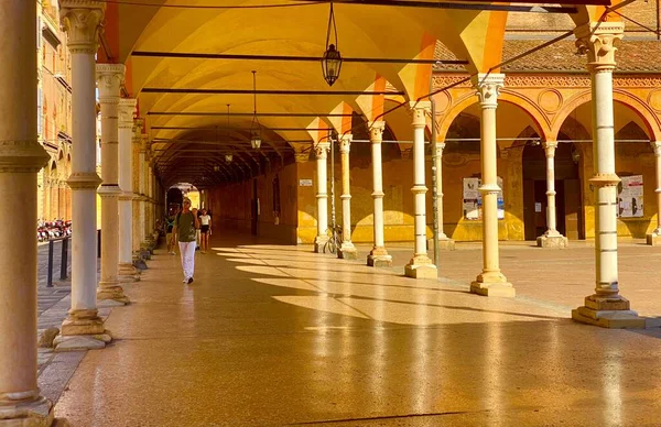 意大利历史名城博洛尼亚美丽的拱廊 — 图库照片
