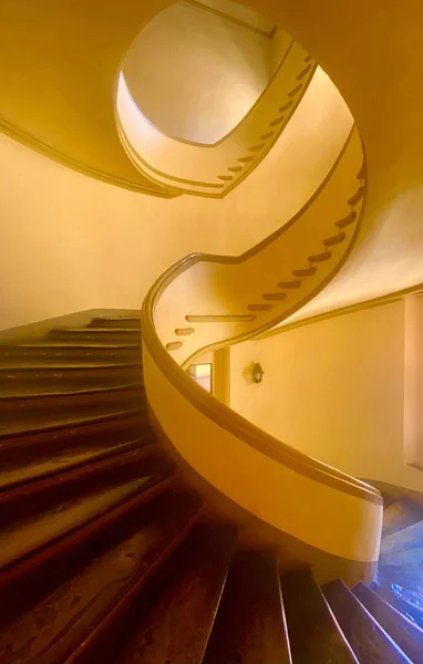 Beautiful Whirling Staircase Old House — Stockfoto