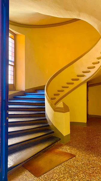 Beautiful Whirling Staircase Old House — Stockfoto