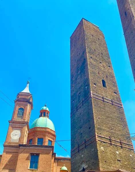 Высокие Старые Башни Болоньи Италии — стоковое фото