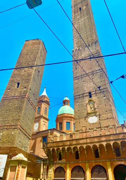 Высокие Старые Башни Болоньи Италии — стоковое фото