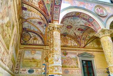 Floransa 'daki Palazzo Vecchio sütunları.