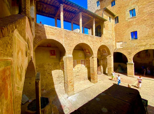 Wejście Starej Wieży San Gimignano — Zdjęcie stockowe