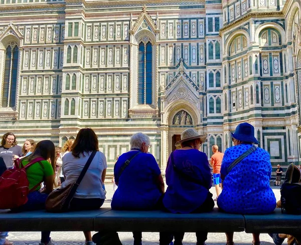 Grupa Pań Oglądających Duomo Florencji — Zdjęcie stockowe