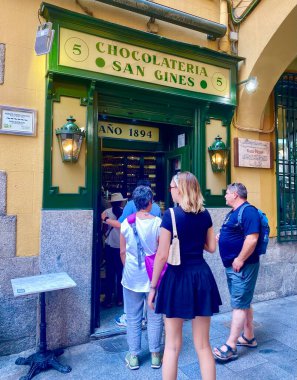 Madrid 'deki tarihi Chocolatera San Gins' in önünde kuyruğa giren insanlar. 