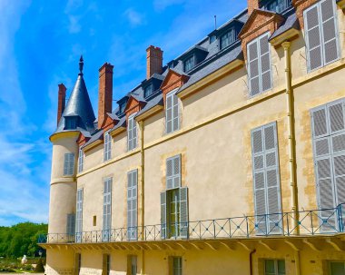 Paris 'in dışındaki büyüleyici tarihi Rambouillet kalesi.
