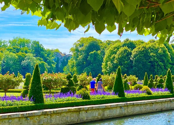 Travellers Visiting Beautiful Gardens French Castle Summer — Zdjęcie stockowe