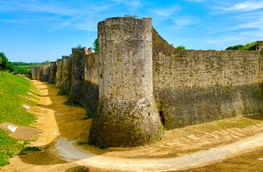 Fransa 'daki tarihi ortaçağ Provins kentinin korunmuş duvarları