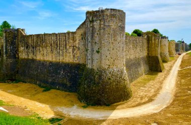 Fransa 'daki tarihi ortaçağ Provins kentinin korunmuş duvarları
