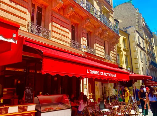 Сонячний Літній День Вулицях Парижа Живе Багато Людей — стокове фото