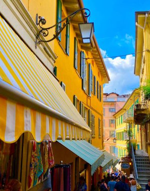 İtalya 'daki Como Gölü üzerindeki Bellagio kasabasında evler