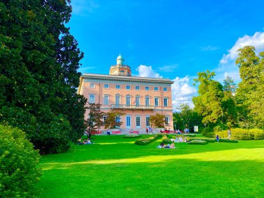 İsviçre 'deki Lugano göl parkında.