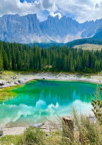 Linda Esmeralda Lago Carezza Lago Nas Montanhas Dos Alpes Italianos — Fotografia de Stock