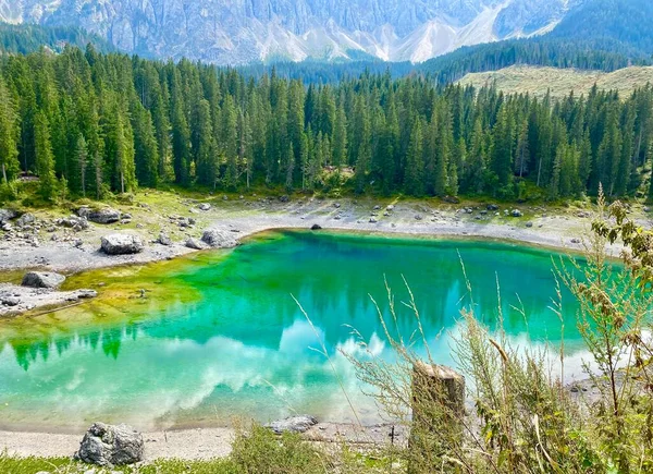 Prachtige Smaragd Lago Carezza Meer Italiaanse Alpen — Stockfoto