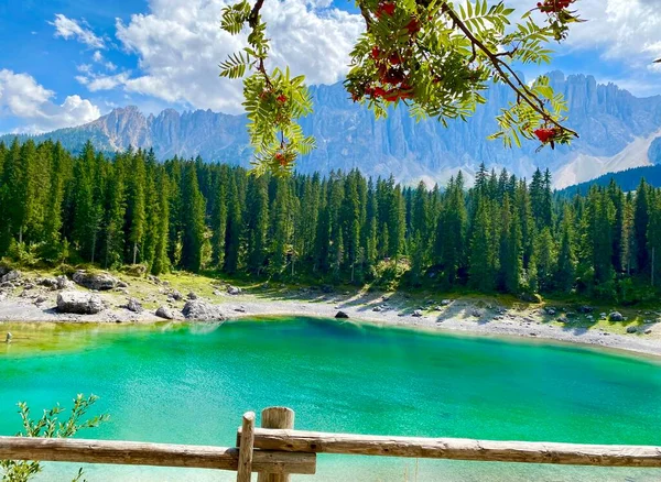Όμορφη Σμαράγδι Lago Carezza Λίμνη Στις Ιταλικές Άλπεις Βουνά — Φωτογραφία Αρχείου