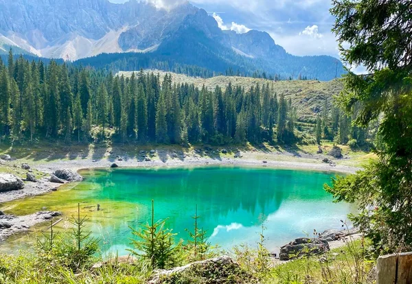 意大利阿尔卑斯山中美丽的翡翠Lago Carezza湖 — 图库照片